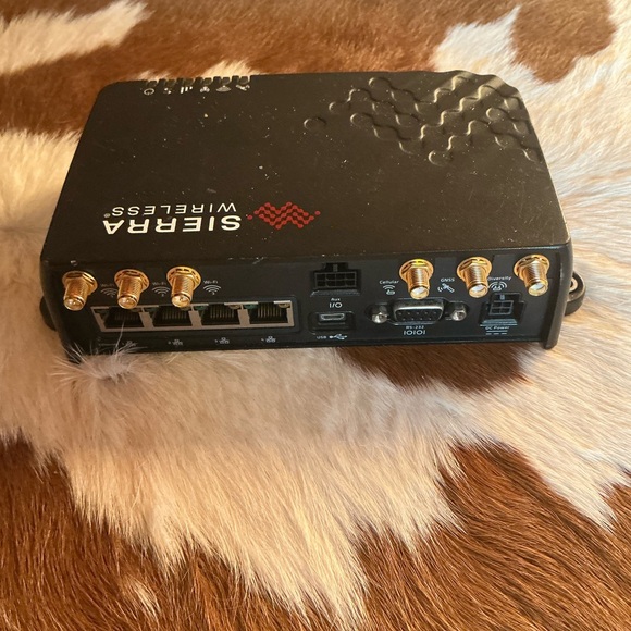 AirLink MP70 Black Wireless Router - Picture 2 of 5